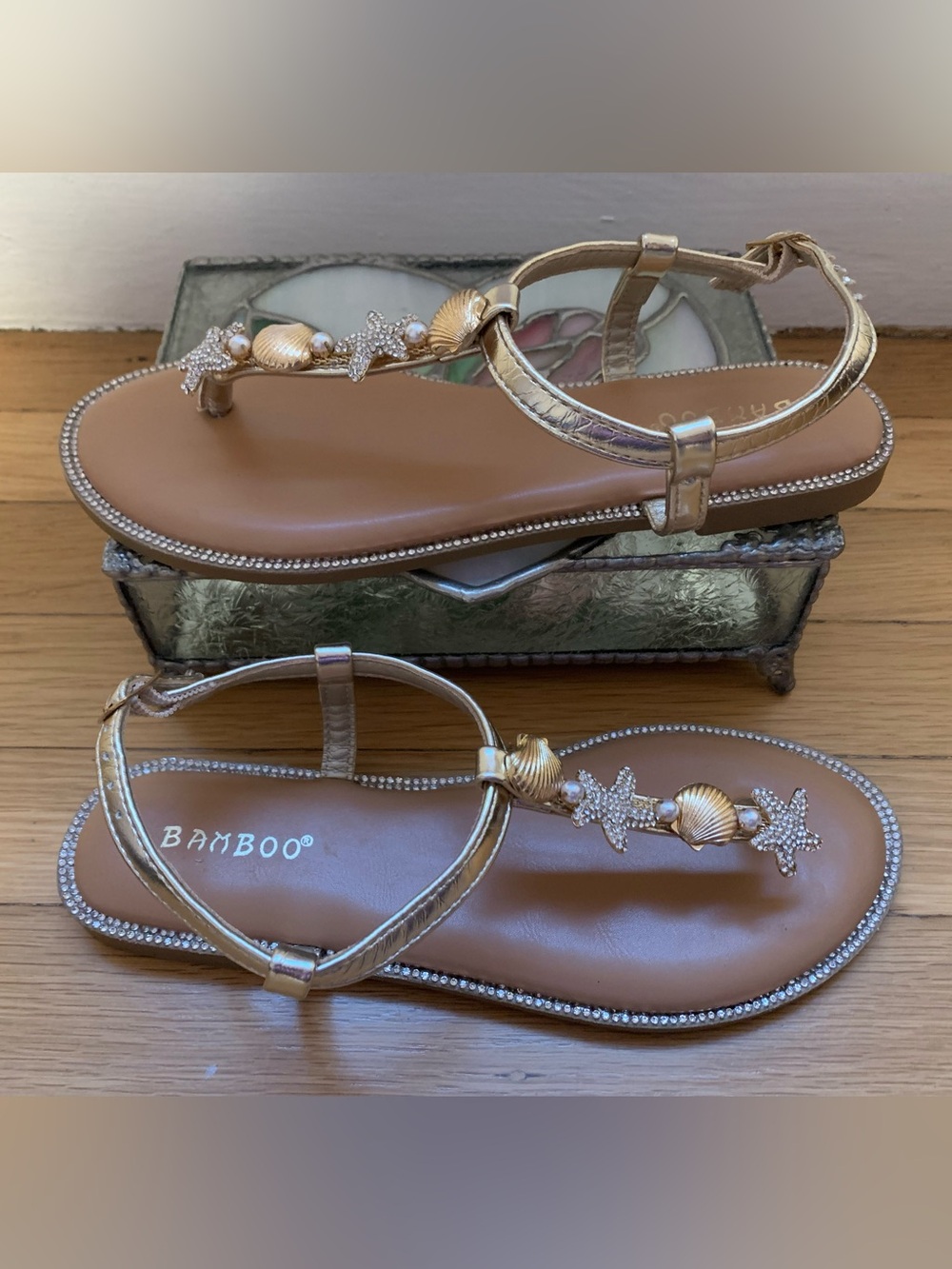 NWOB BAMBOO TWINKLE GOLD Star/Seashell Flat Sandals Women’s Size 6